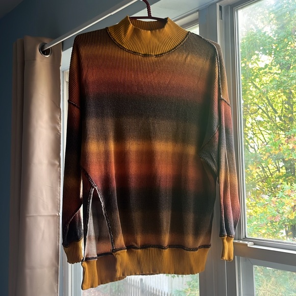 Urban Outfitters turtleneck top - Picture 2 of 3